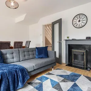  Holiday home Carlile House - 5 Bedroom, Sleeps 8, Free Parking, 2 Bathrooms By Damask Homes